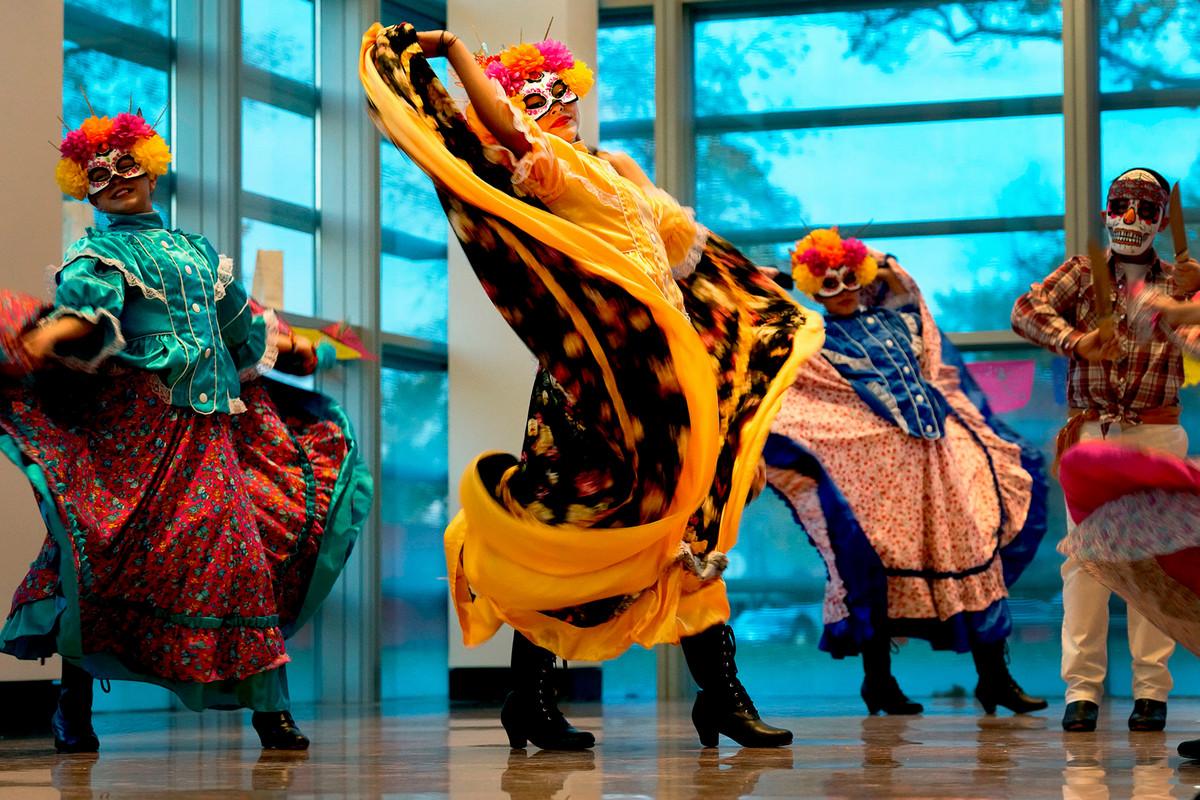 Ballet Folkloriko de Barajas performing at the FAC for Día de Muertos on Nov. 1. Photo by Jamie Cotten